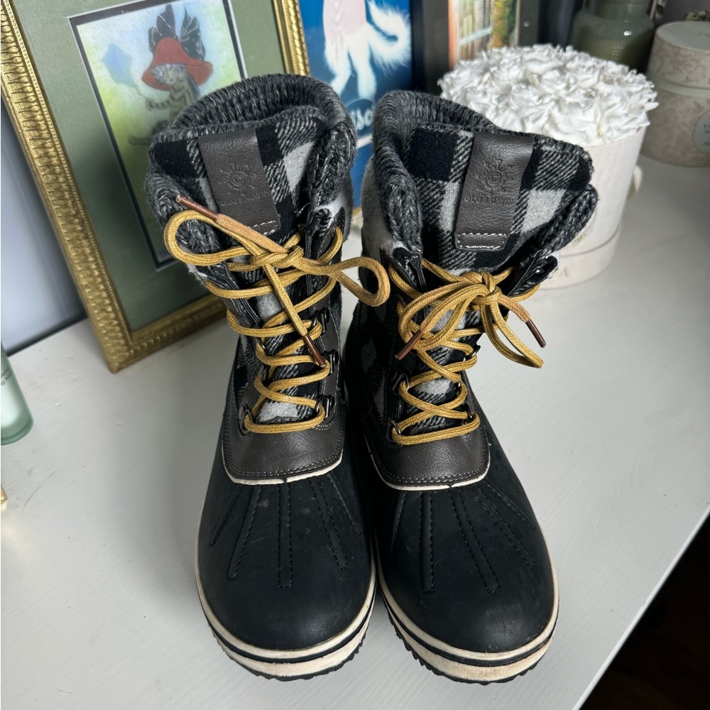 Global Win Black and Gray Winter Boots with Yellow Laces